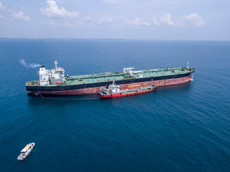 HIP Oil barge m.v. Kumana refuelling crude oil tanker m.v. Suez Hans with IMO 2020 compliant VLSFO.jpg